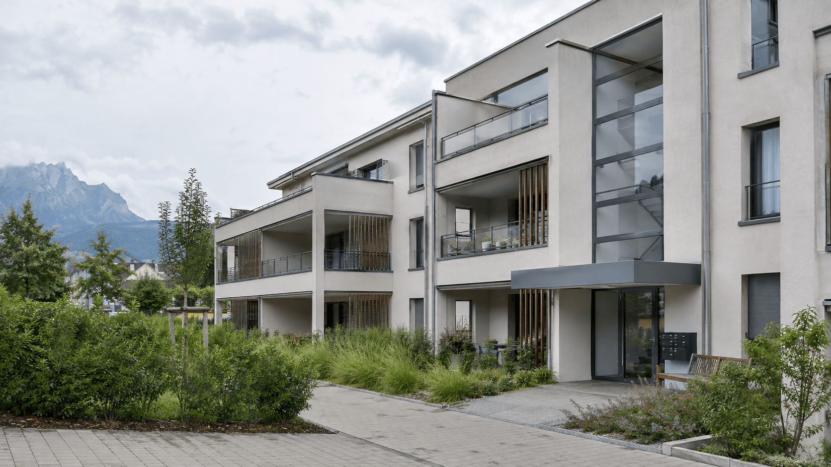 Gepflegte moderne Mehrfamilienhaus-Überbauung mit begrüntem Aussenbereich
