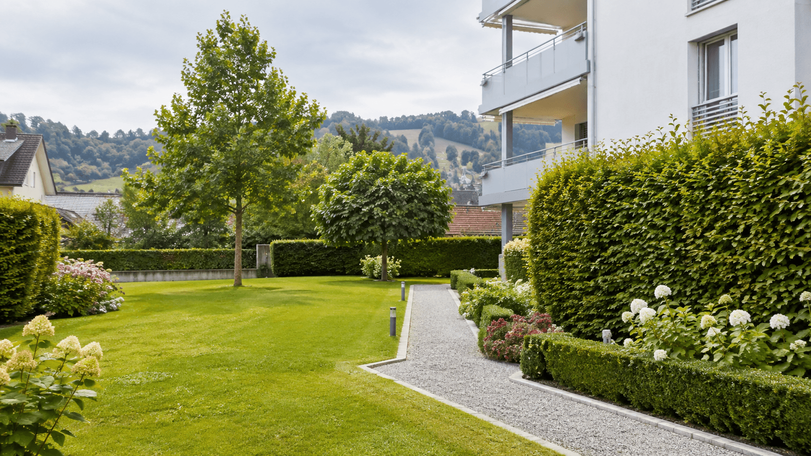 Gepflegter Gartenumschwung bei einem Mehrfamilienhaus in der Zentralschweiz